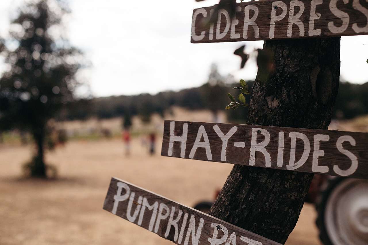 hay rides sign