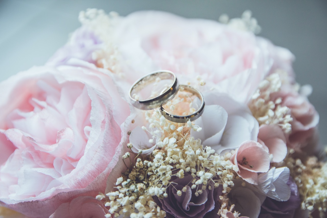 wedding flowers and rings
