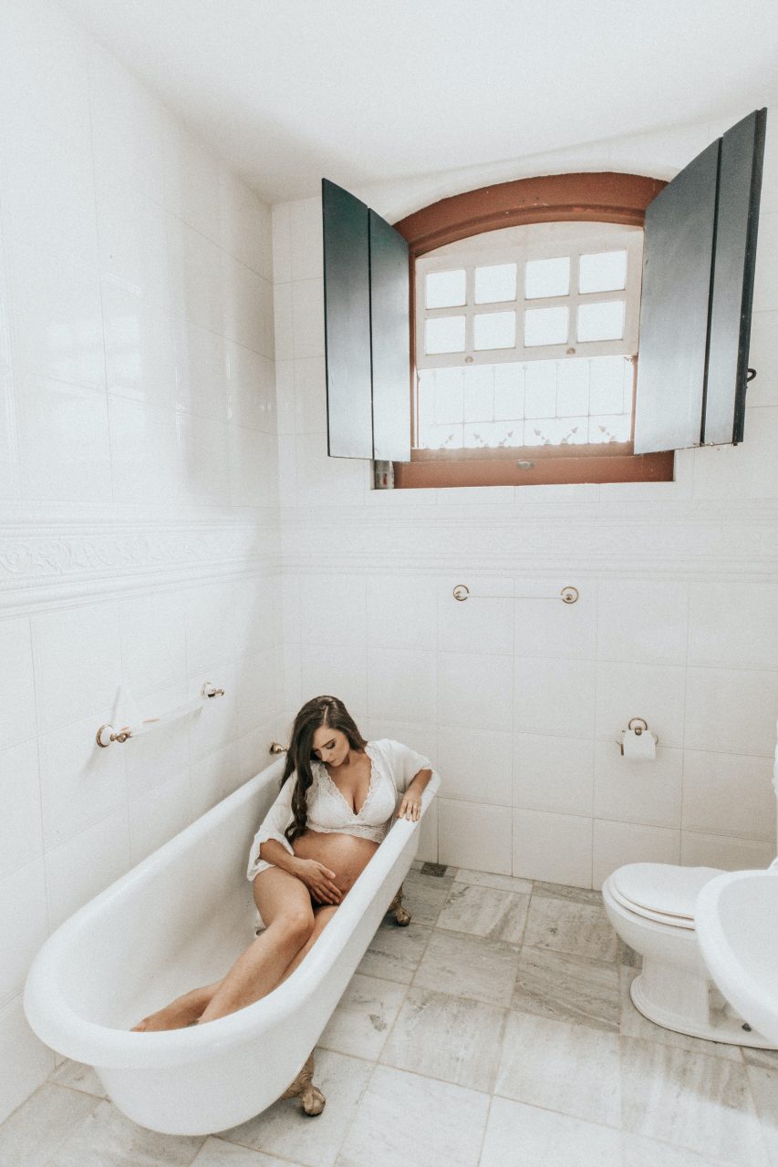 Maternity photos in bathtub 