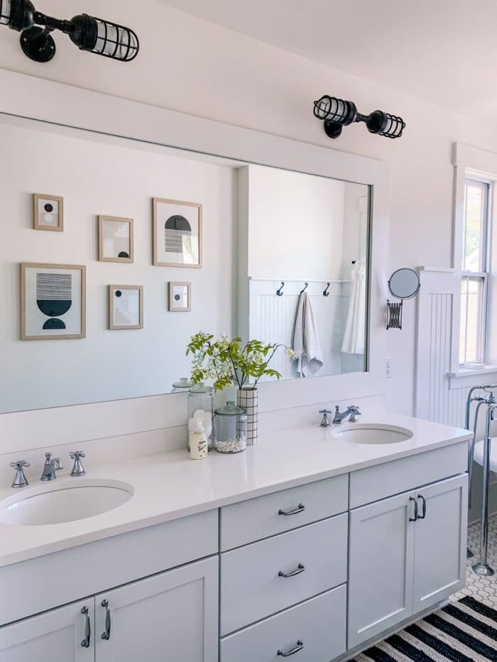 black and white bathroom