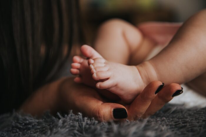 Newborn Baby Photo Ideas: A mom holding her babies feet. 