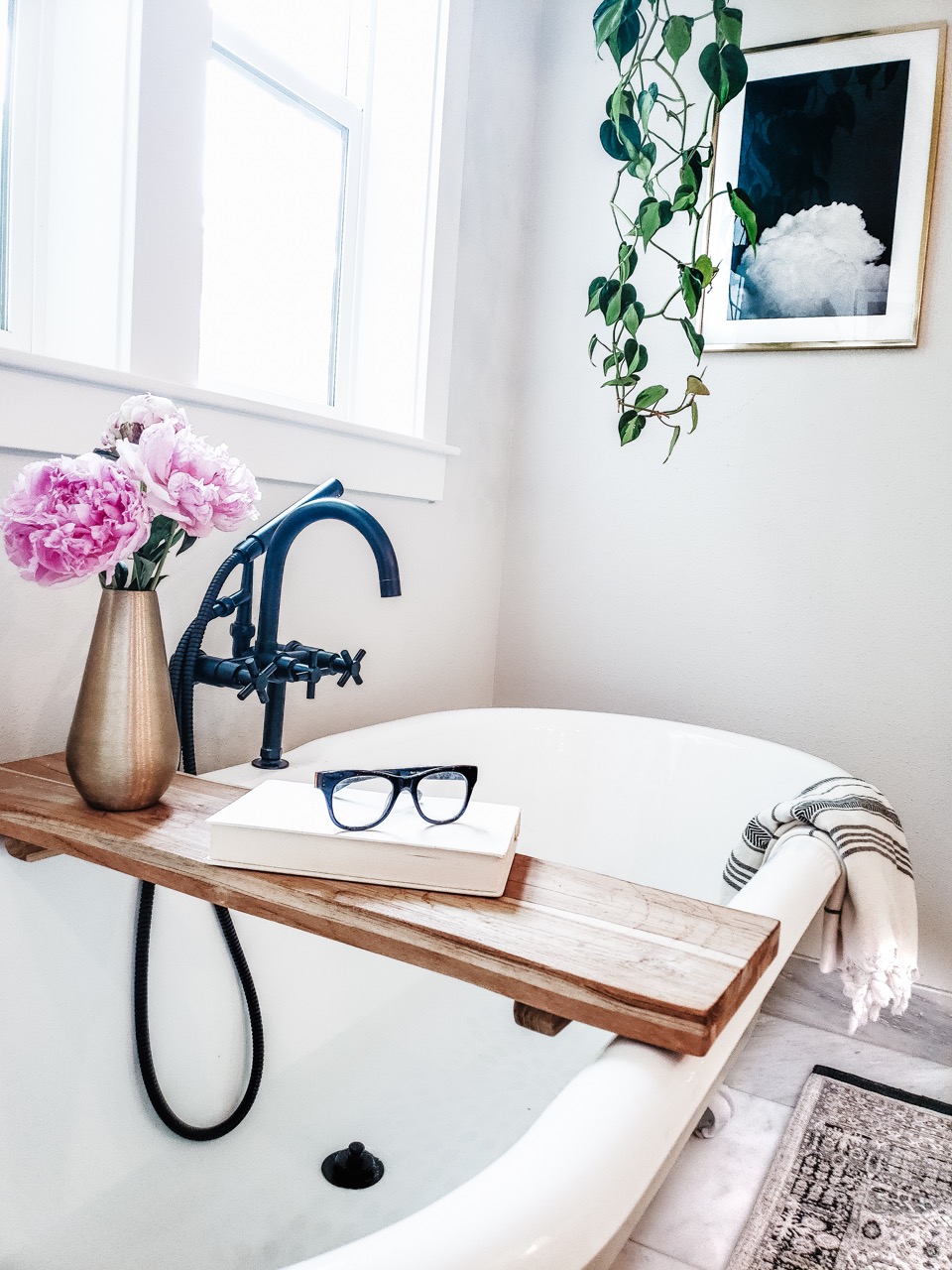 bathtub shelf decor 