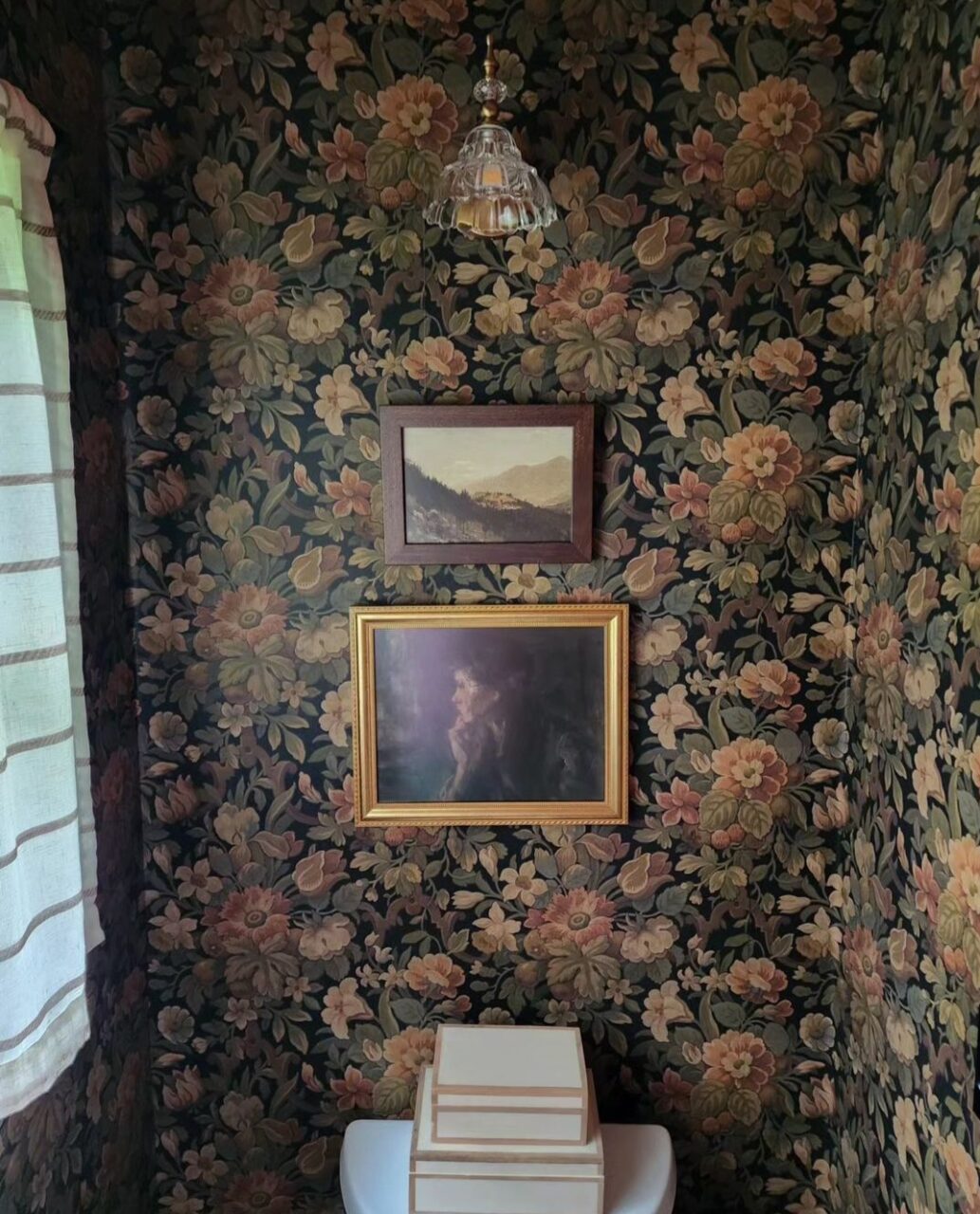 Vintage-Style Picture Frames | Gold & Ornate Custom Frames 12 vintage picture frame in a bathroom