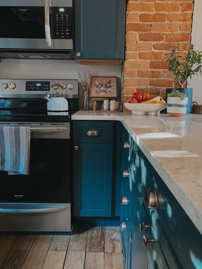 The Ultimate Renter Decor Guide: Damage Free Hanging - Old kitchen, NEW hardware!