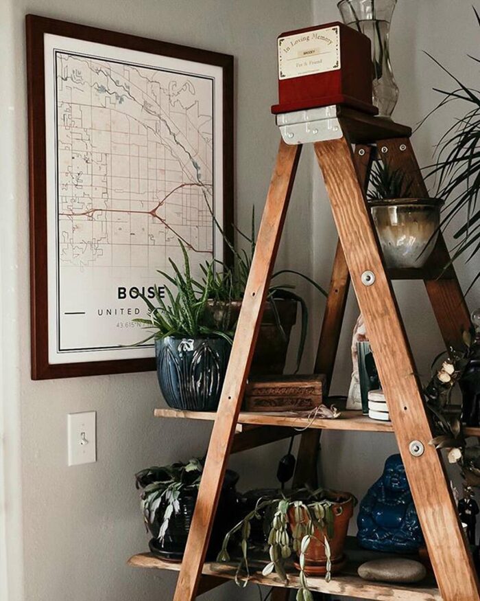 Book Nooks & Reading Corners: Upcycling a ladder to a bookshelf - how clever! 