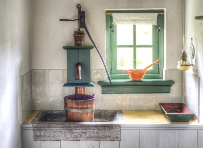 Cottagecore Kitchen Decor: Old style wash basin