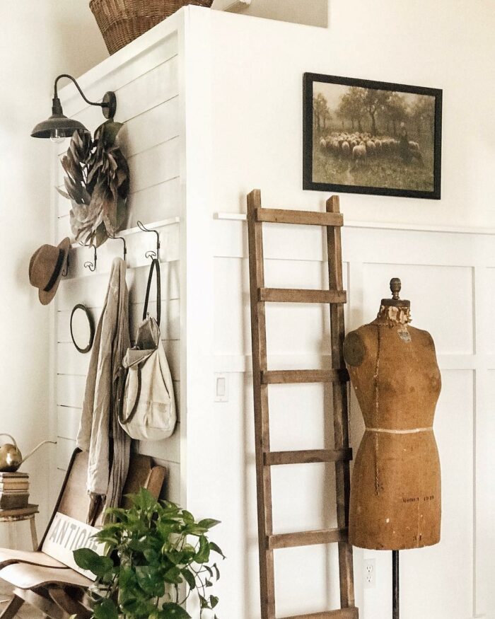 Alternative Living & Functional Framing: An antique-styled corner wall. 
