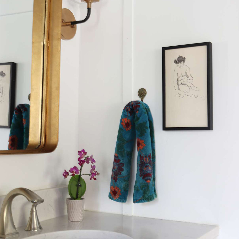 Bathroom Wall Decor Ideas: A Vintage styled bathroom with a framed sketch and other floral accents. 