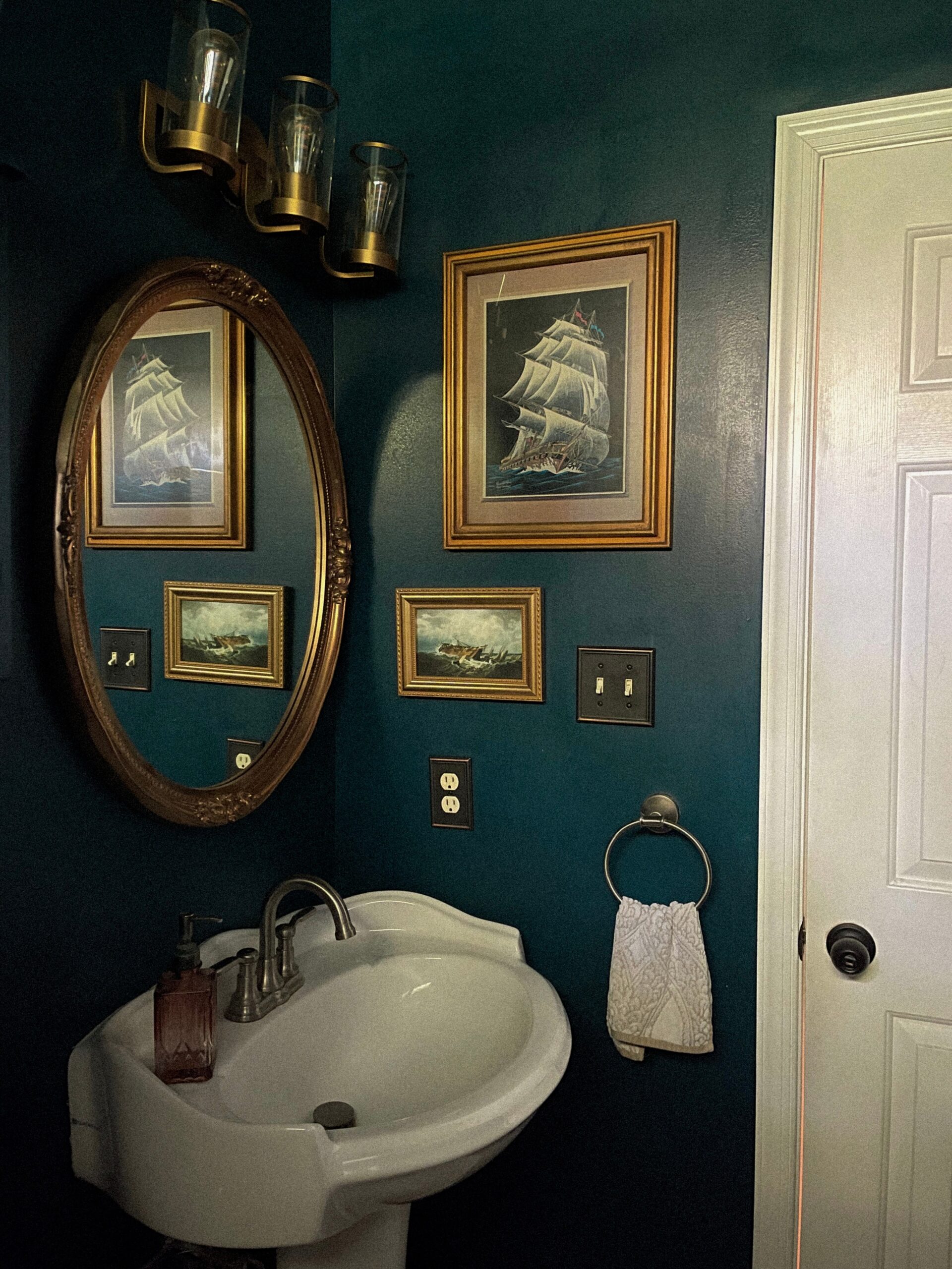 Dark And Moody Bathroom Decor Ideas